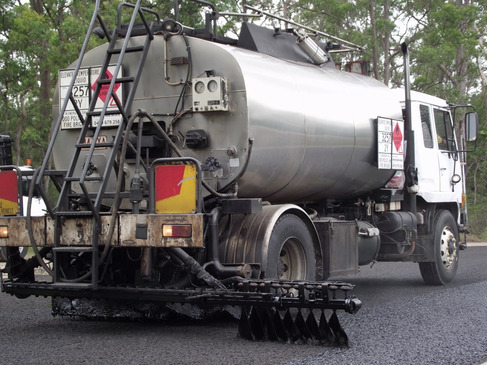 bitumen spraying truck